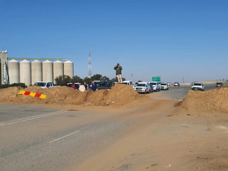 Contractor eventually appointed for notorious R30 after 11 months